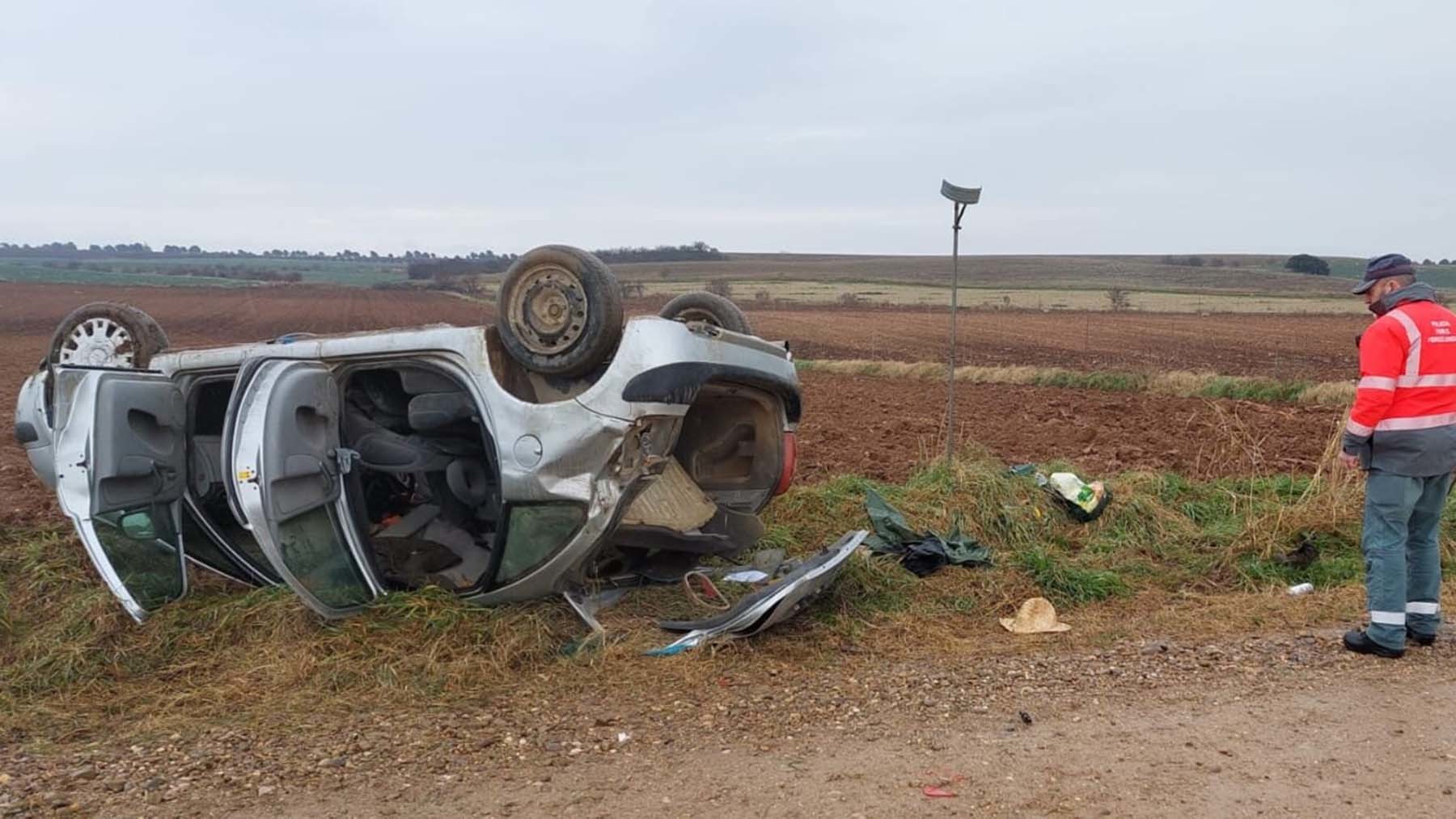 Muere un conductor en Navarra tras volcar su coche en un espeluznante accidente