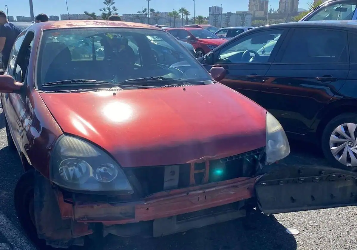 Fuerte colisión en el aparcamiento del Centro Comercial El Mirador deja cuatro heridos leves