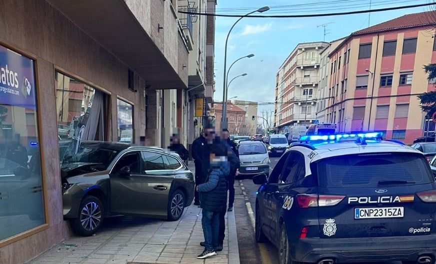 VÍDEO | Una conductora estampa su coche contra un escaparate en Zamora: tráfico cortado