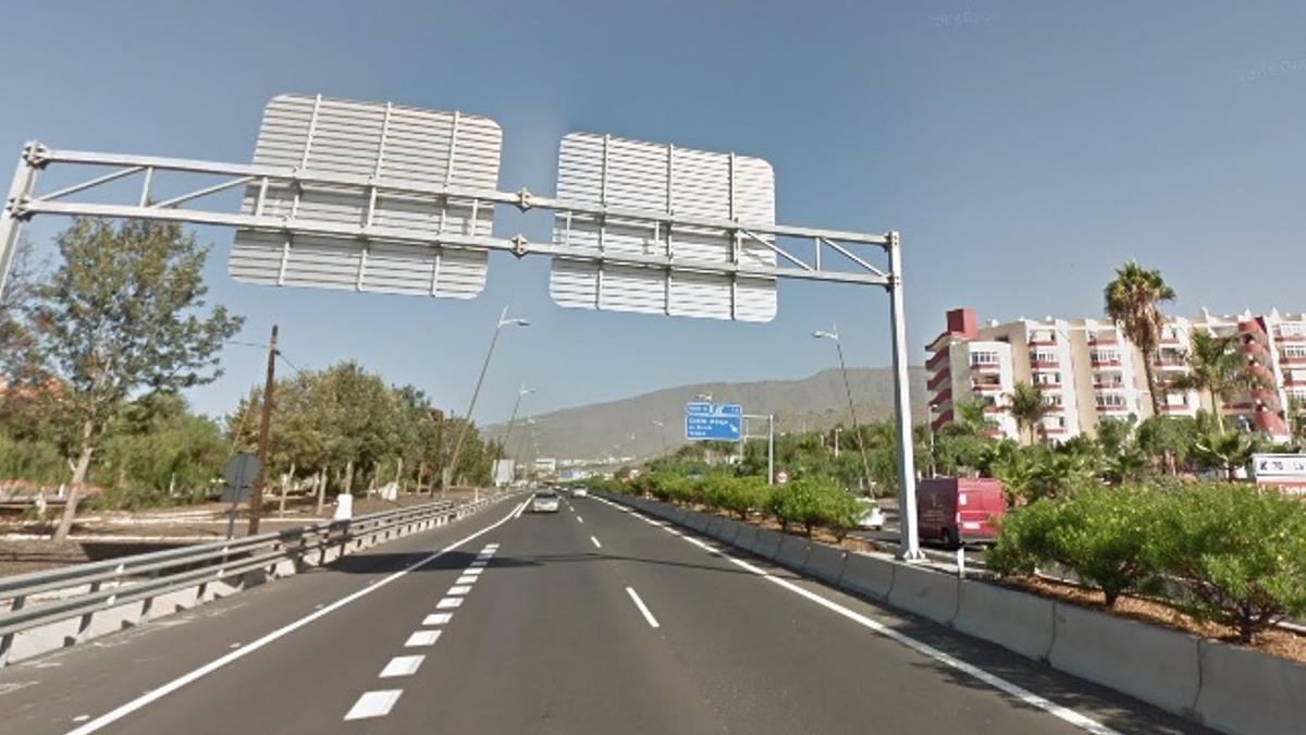 Grave accidente en Tenerife deja a un hombre herido tras colisión frontal de dos vehículos en Adeje