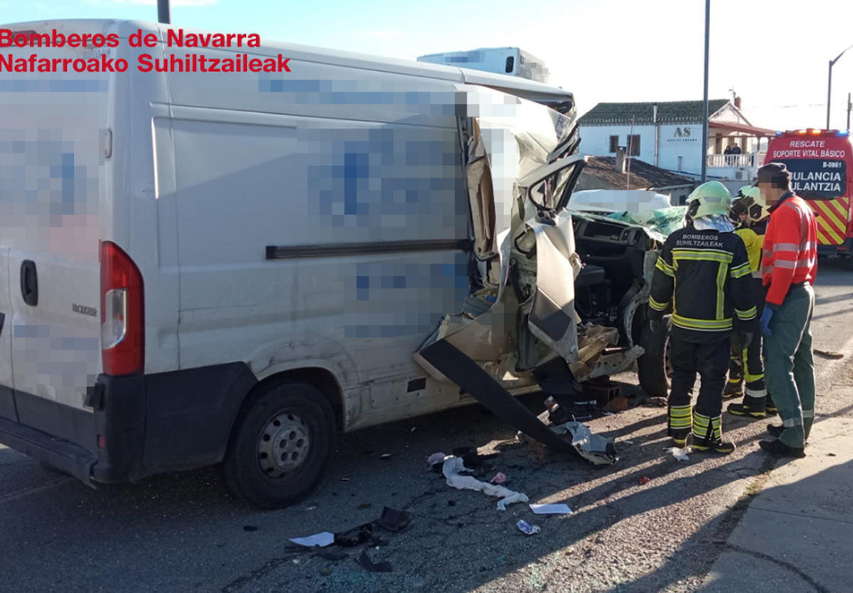 Trasladada al San Pedro una mujer tras un accidente entre una furgoneta y un camión en Mendavia