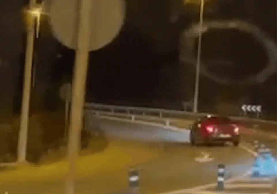 Guardia Civil investiga a conductora por circular de forma «errática» y chocar contra un vehículo estacionado en Torrevieja