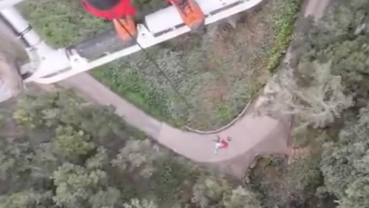 Un helicóptero del GES rescata a dos senderistas lesionados en Anaga