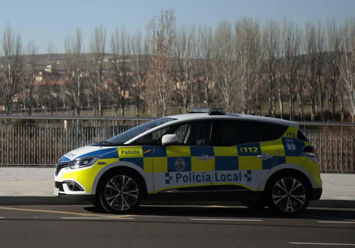 Identificadas dos personas en Salamanca por hacer burlas a un coche de la Policía Local