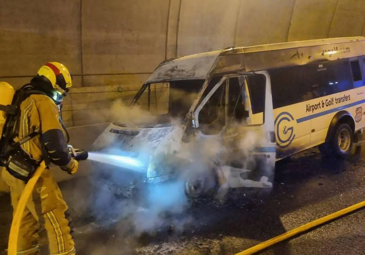 Cierran el túnel de Pilar de la Horadada tras el incendio de una furgoneta | Incendio coche túnel Horadada