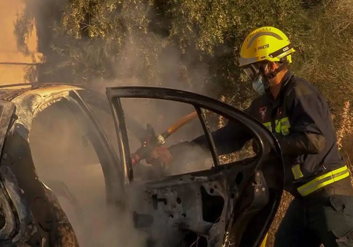 Incendio en Cerrado de Calderón destruye dos vehículos y deja otros cinco dañados