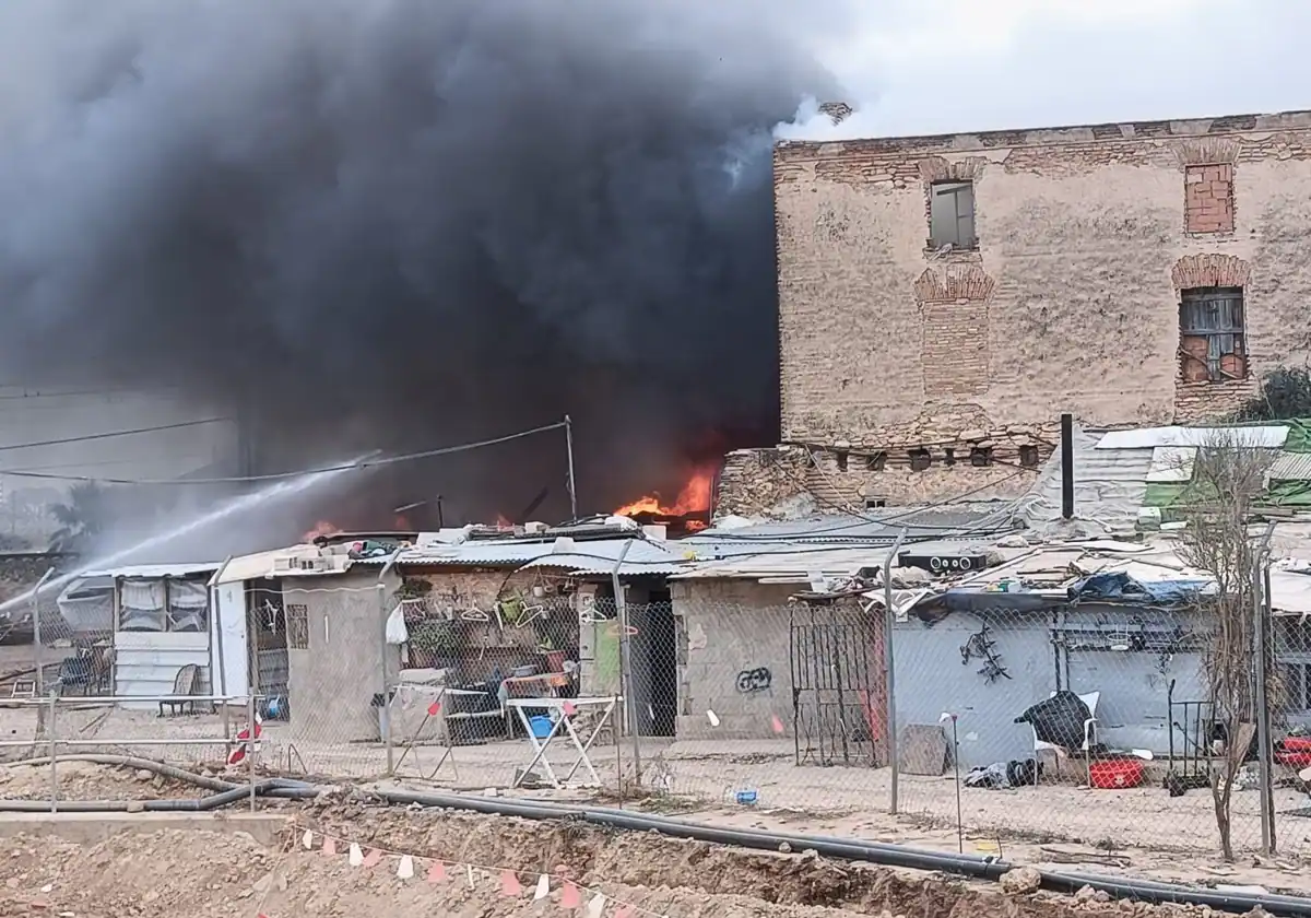 Un incendio en un asentamiento chabolista de San Marcelino obliga a cortar los trenes de Cercanías