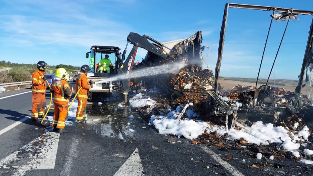 Un camión frigorífico arde en la A-49, en la salida de Villarrasa, causando graves retenciones