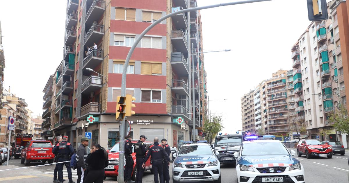 Incendio en un edificio de ocho plantas obliga a confinar a los vecinos y deja una persona intoxicada por inhalación de humo