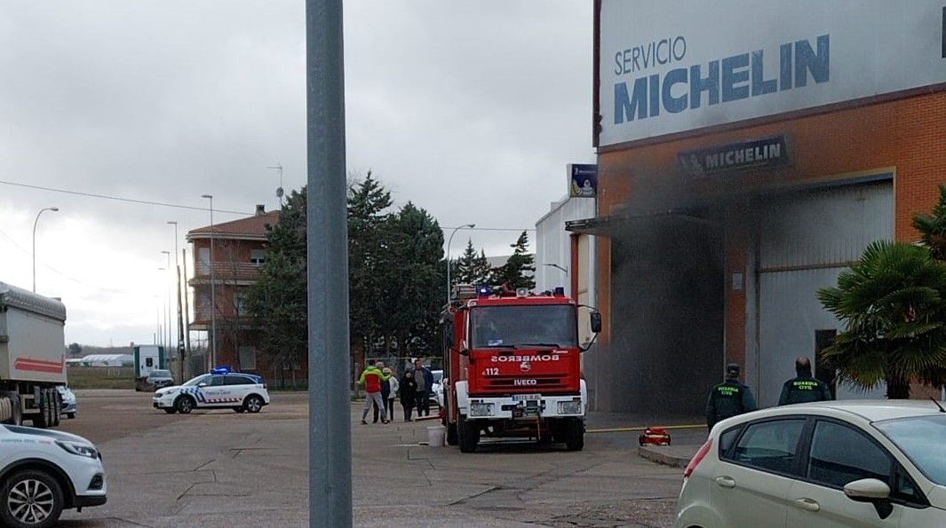 VÍDEO | Amplio despliegue por un incendio en una nave de neumáticos en la provincia de Zamora