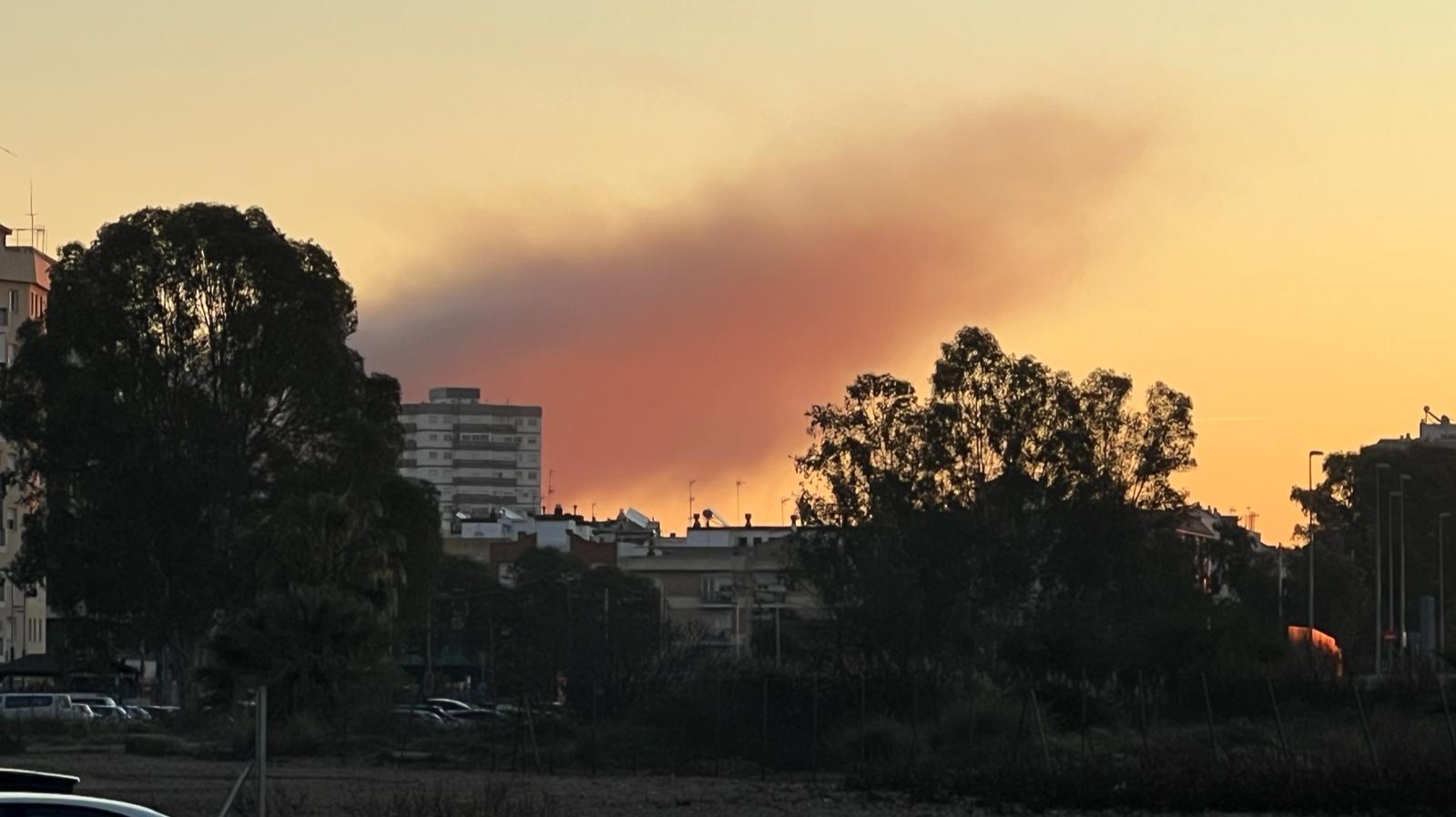 Alerta en Huelva capital: arde un tractor y provoca una enorme torre de humo en la ciudad