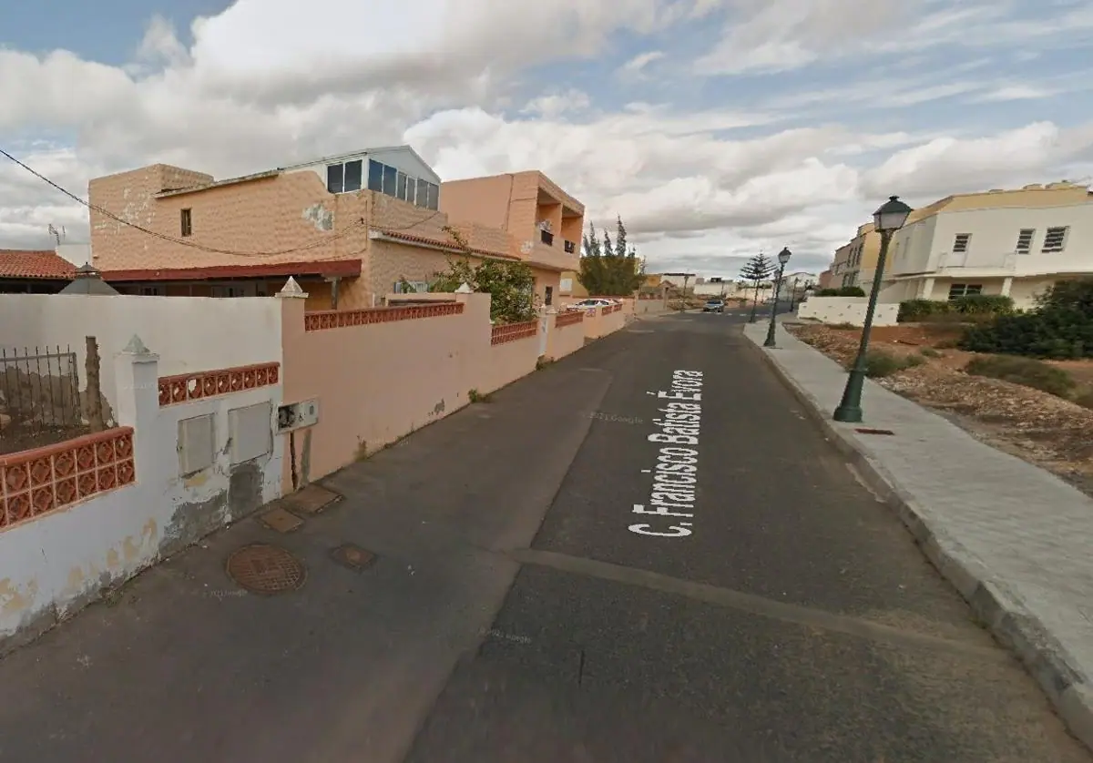 Afectada una mujer por inhalación de humo tras el incendio de una vivienda en Antigua