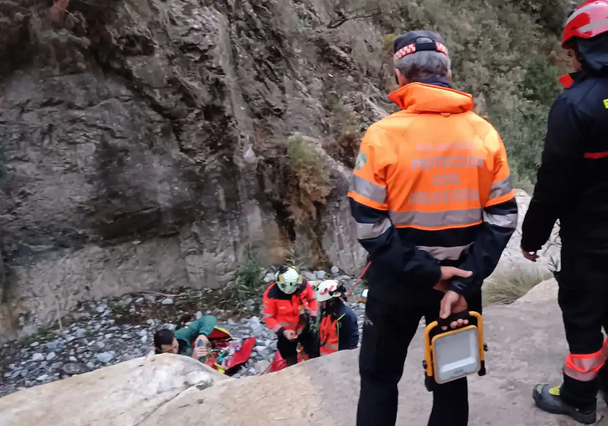 Rescatado tras caer desde siete metros cuando hacía la ruta del Saltillo en Canillas de Aceituno