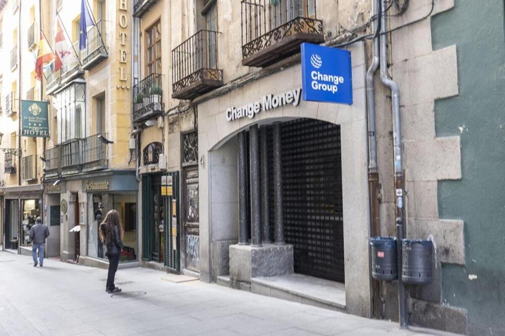 Denunciados dos jóvenes por tirar papeleras en la Calle Real