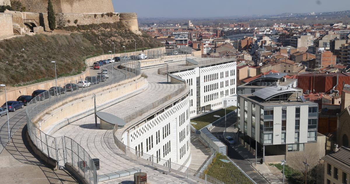 Le piden 24 años por abusar de tres menores a las que acogía en su casa
