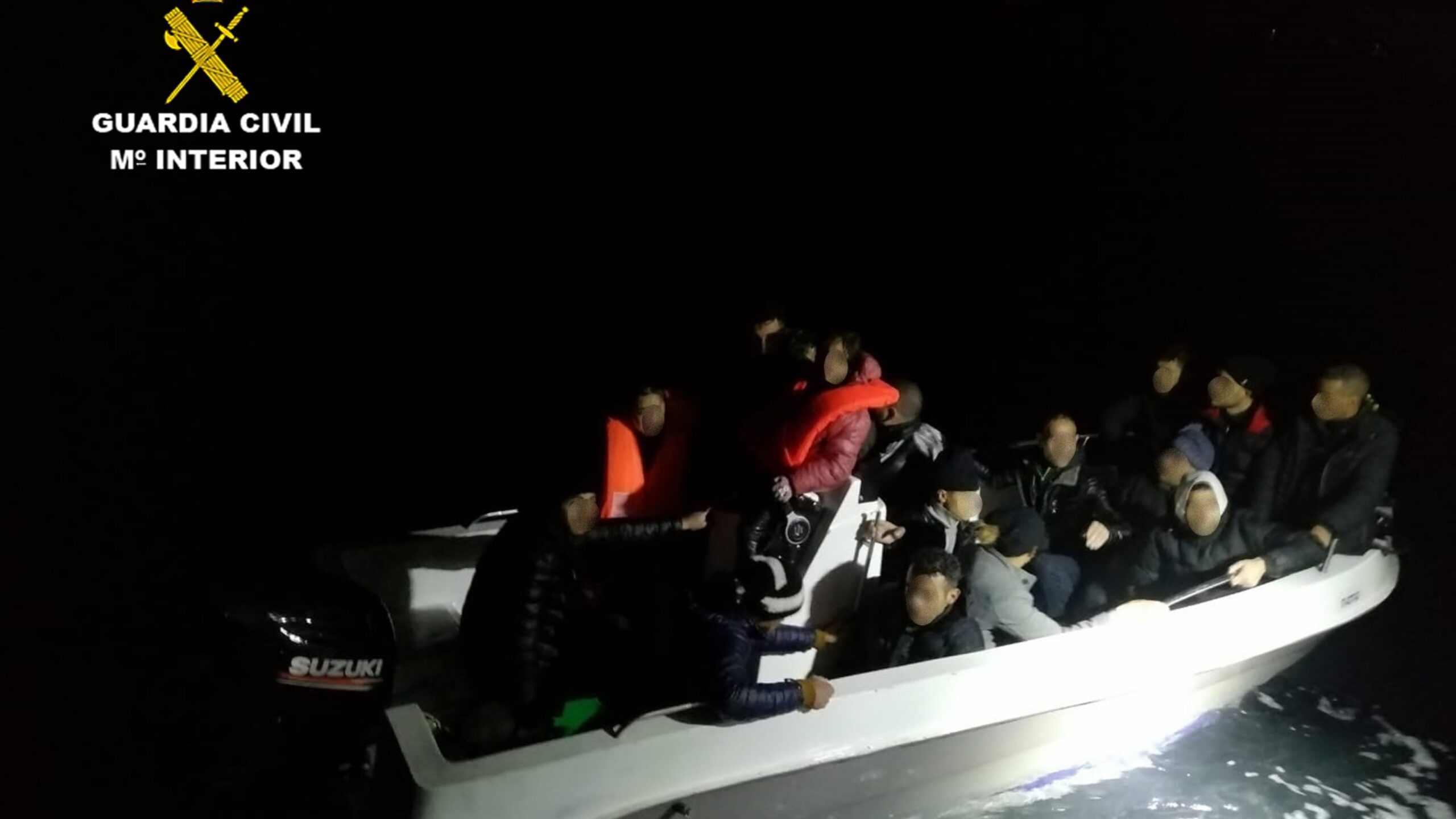 La Guardia Civil rescata en Cabo Cope a 16 migrantes a bordo de una embarcación a punto de naufragar