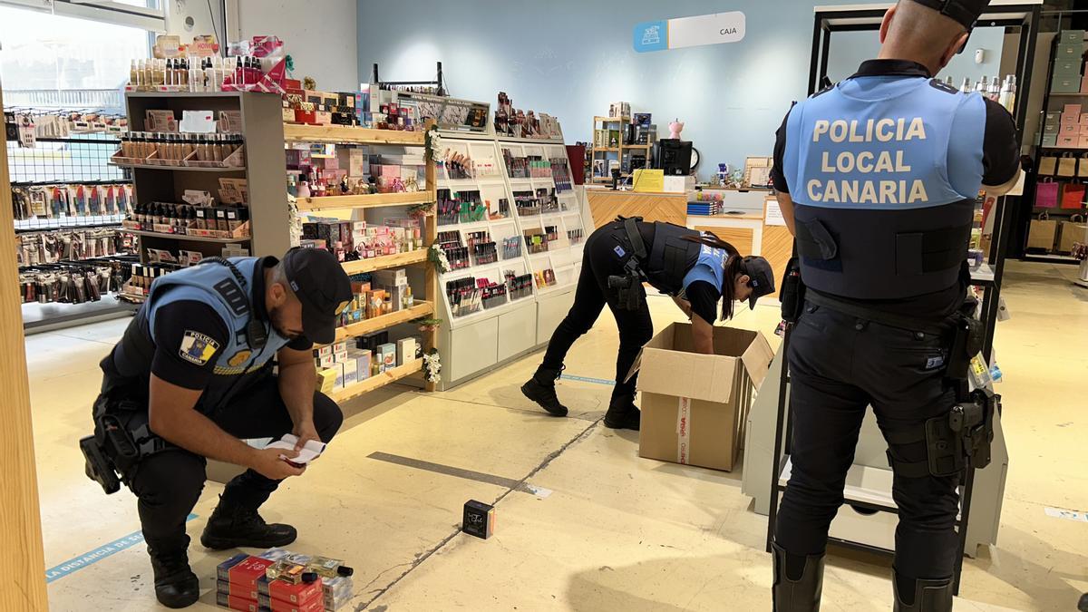 Los agentes, en el registro de uno de los locales comerciales.