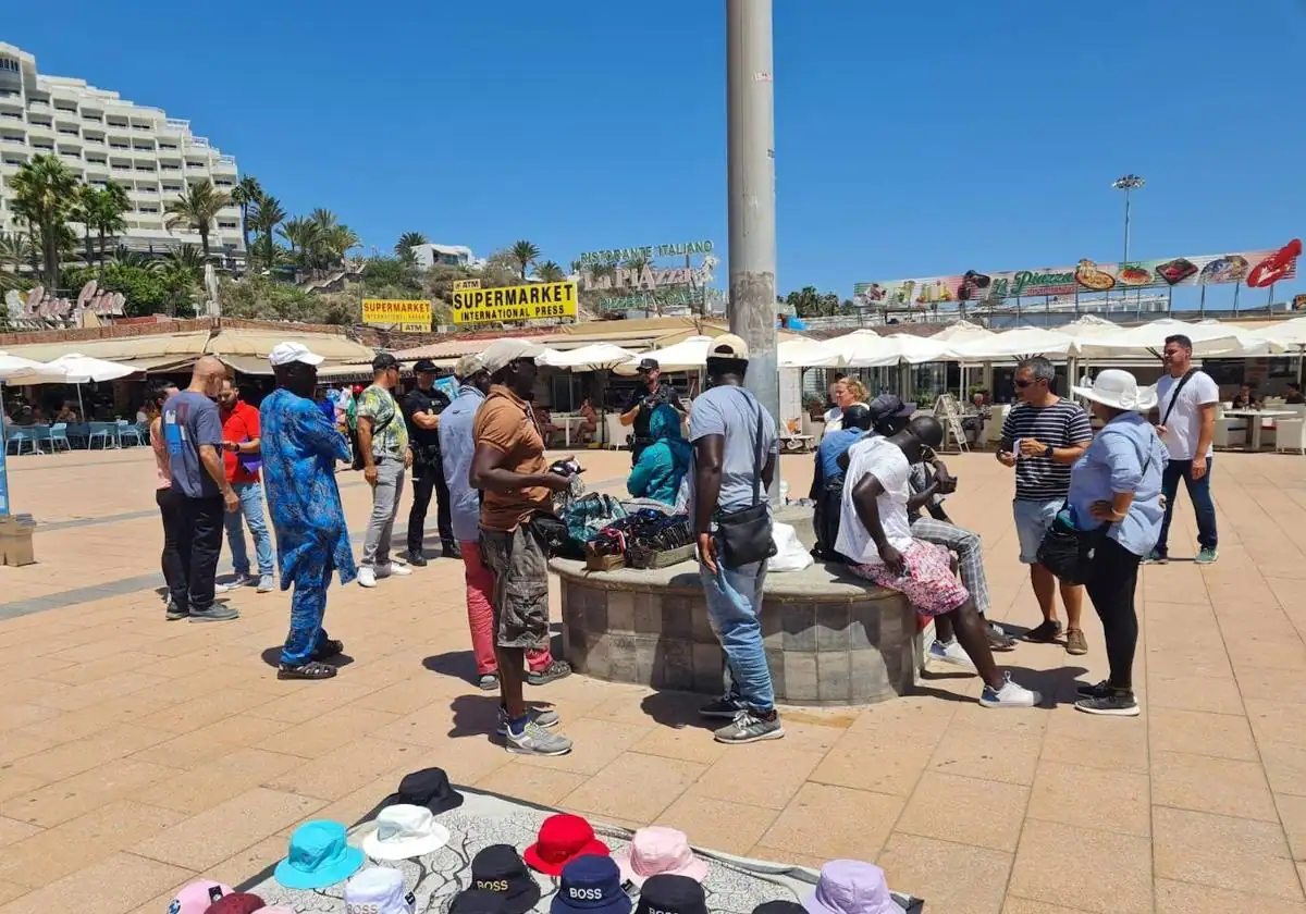 Requisa productos falsos en tres controles de venta callejera en San Bartolomé de Tirajana