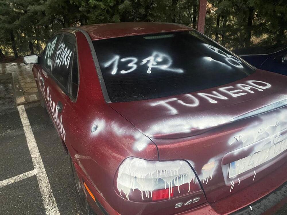 Buscan a dos personas por las pintadas a siete vehículos