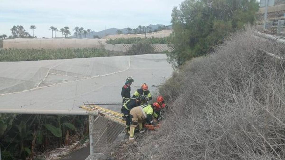 Herido grave un motorista al salirse de la vía y caer al techo de un invernadero en Guía de Isora