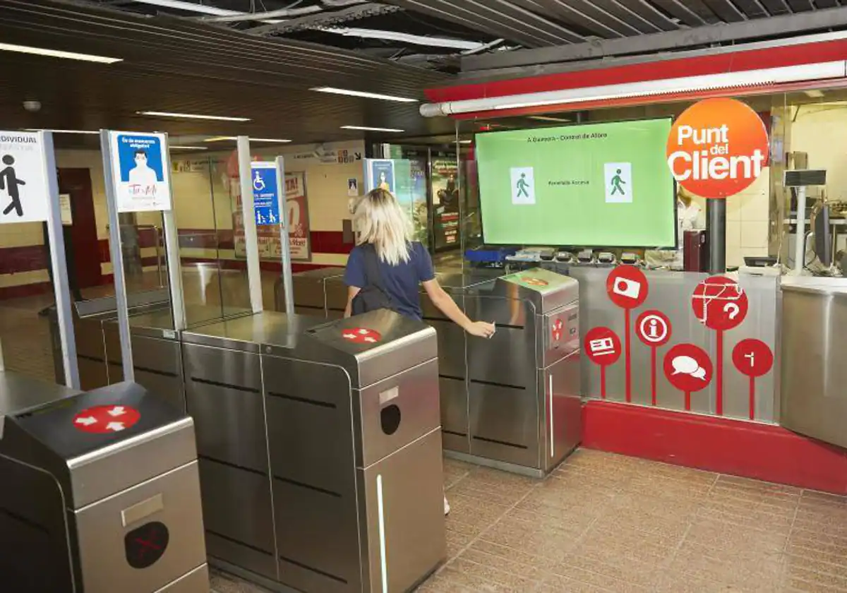 Mujer fallece trágicamente al caer a las vías del metro en Ángel Guimerá