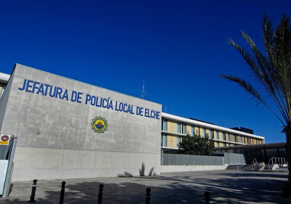 Una cajera de un supermercado de Elche deja pasar a su marido sin pagar la compra