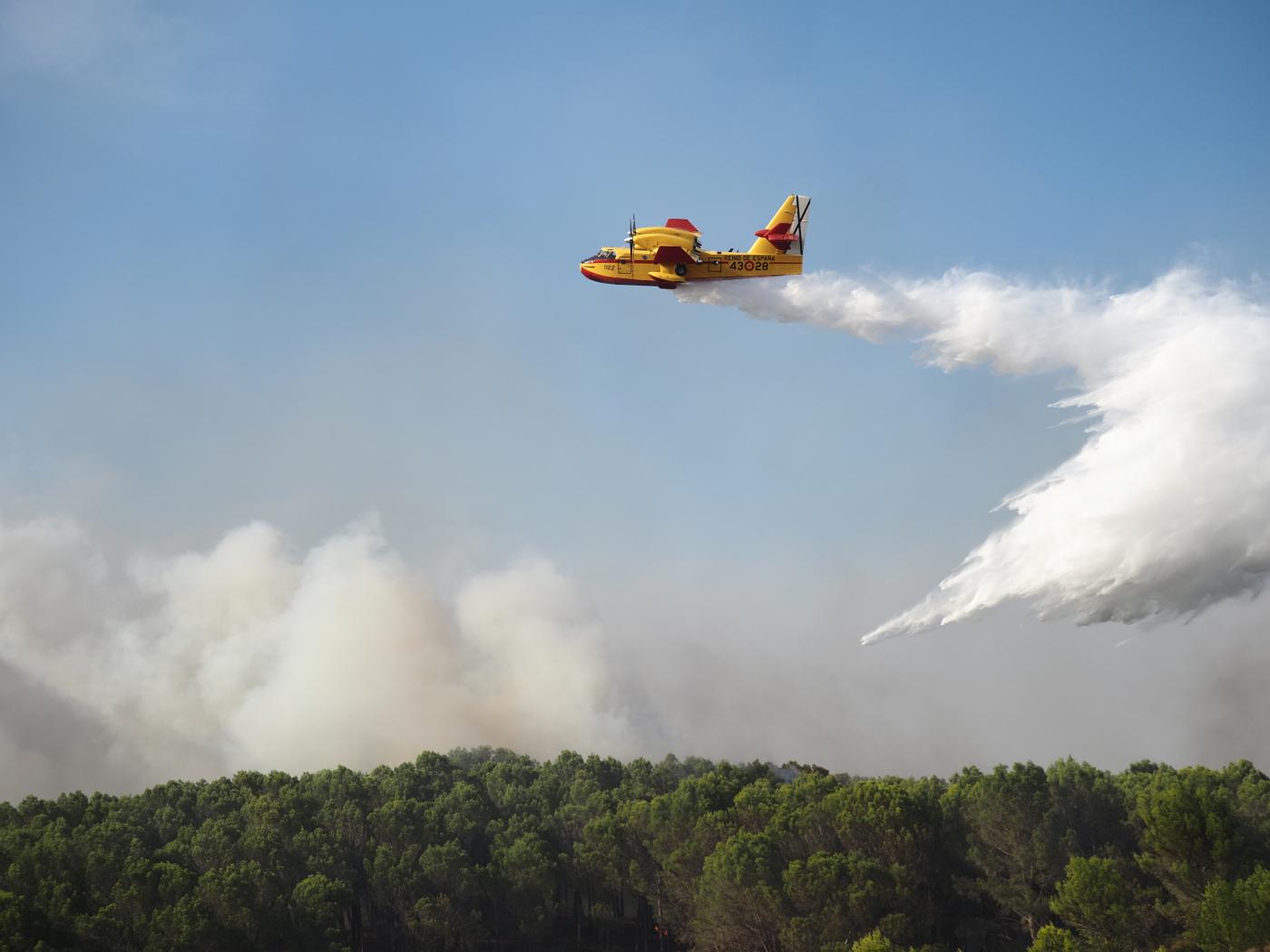 Un avión trabaja en labores de extinción de un incendio. - Archivo