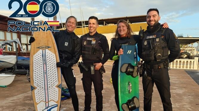 Los agentes junto a las dos mujeres rescatadas.