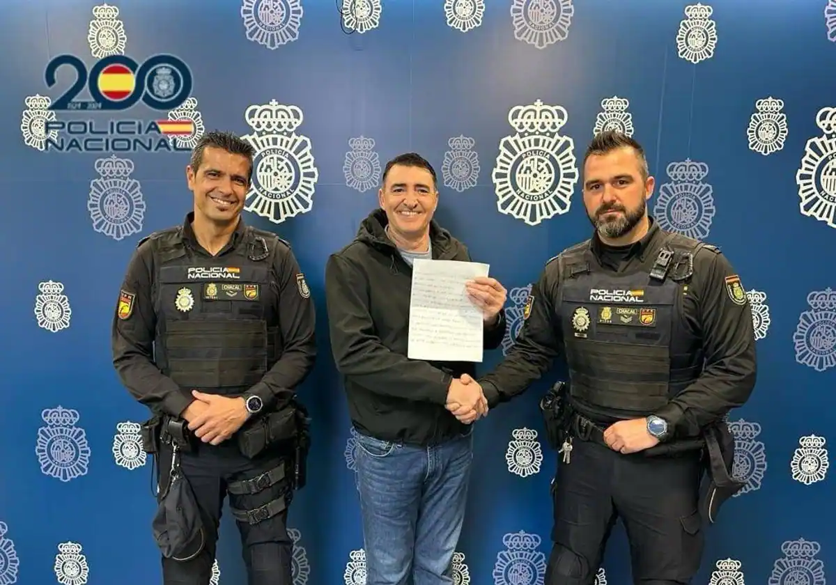 Sucesos | Dos policías salvan la vida a un hombre que se ahogaba en un bar de Alicante