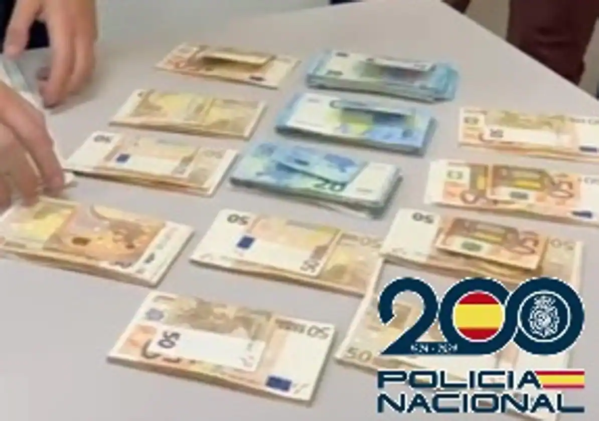 Una mujer de 73 años olvida más de 13.000 euros en un supermercado de Estepona y la Policía los recupera