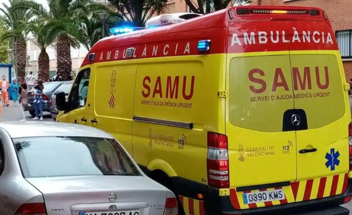 Policía local y vigilante de seguridad salvan a una enfermera de 61 años que sufre un paro cardíaco en plena calle en Valencia