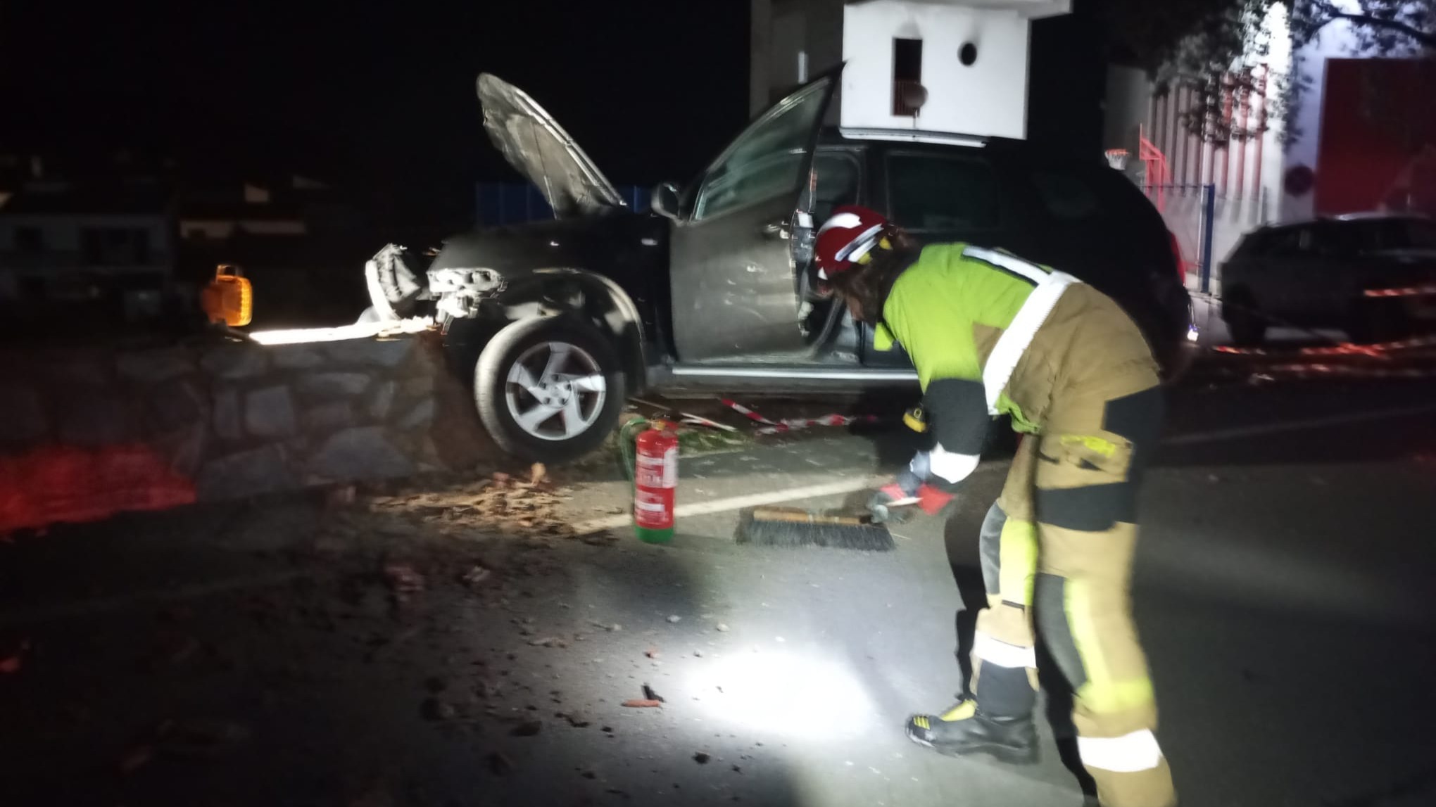 Profesionales del Consorcio Provincial de Bomberos de Huelva intervienen en un accidente vial en Jabugo