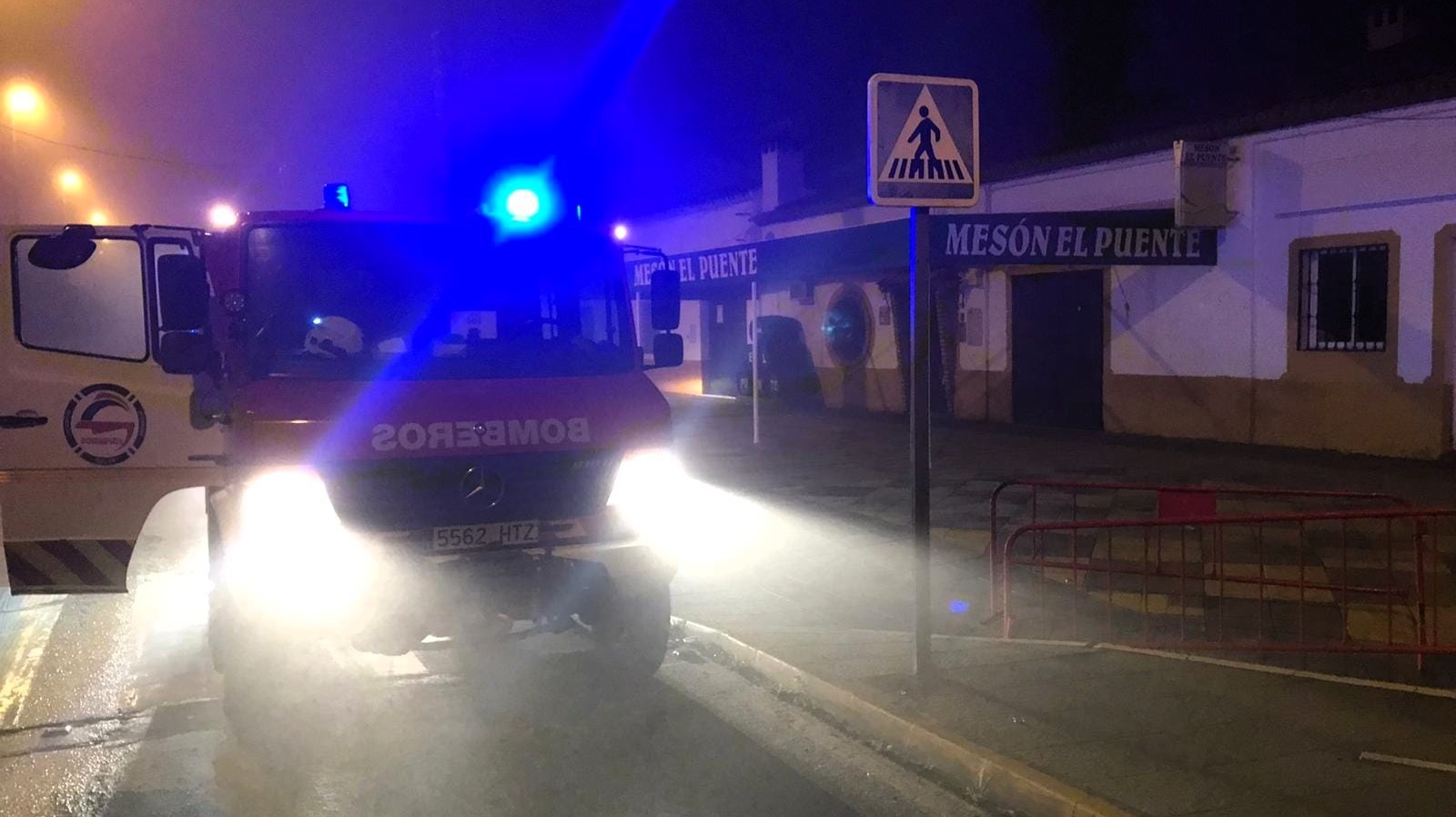 Profesionales del Consorcio Provincial de Bomberos de Huelva intervinieron en un incendio en un restaurante de Almonte