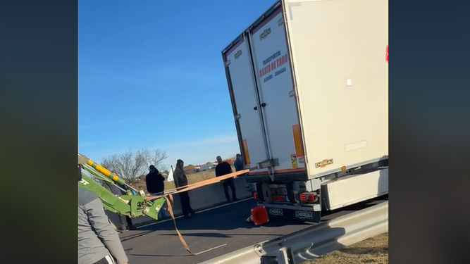 Protestas de agricultores en Francia destrozan un camión de la costa de Granada, generando millones en pérdidas.