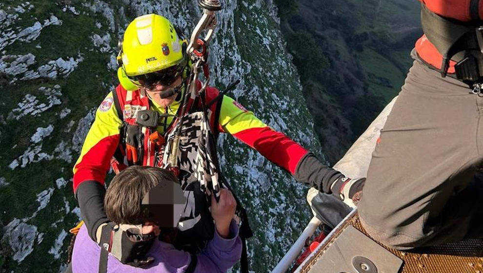 Rescatada en helicóptero una mujer en los Ojos del Diablo