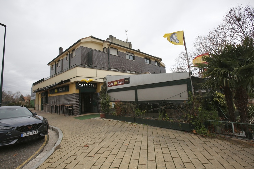Roban 5.000 euros en el Café Real mediante el método del alunizaje en la Cañada Real