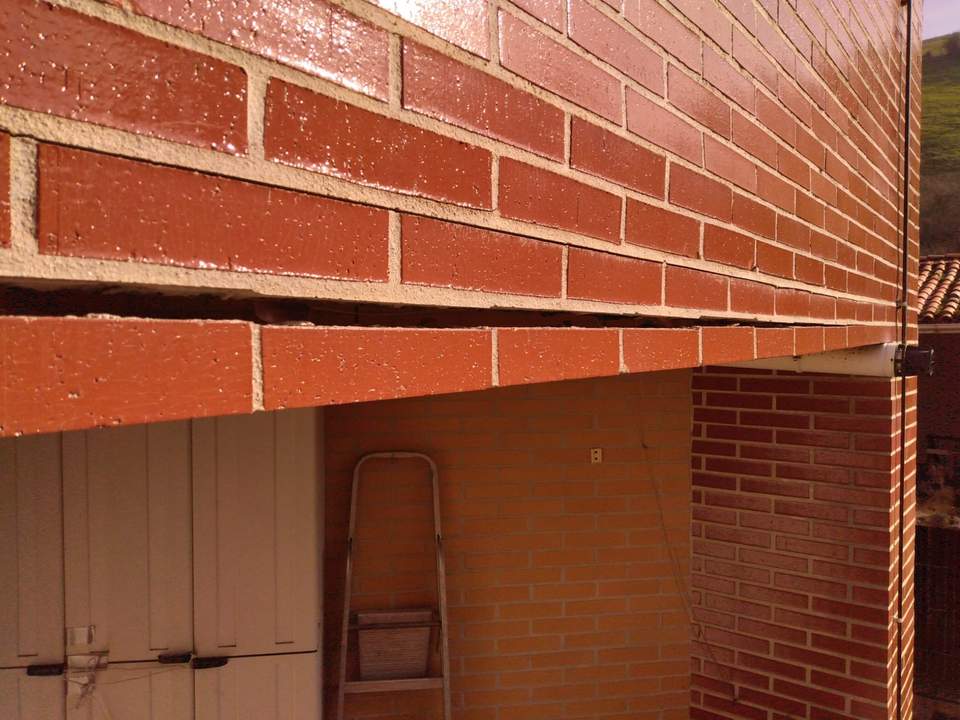 Se desprende sobre la calle parte del balcón de una vivienda de Unquera