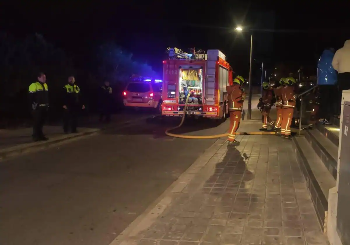 Un vehículo se incendia en el interior de un parking en Xirivella y moviliza 13 dotaciones de bomberos