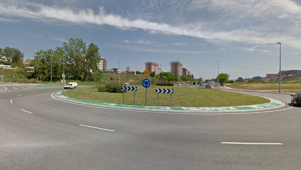 Cuatro heridos al chocar una moto con tres coches, un conductor que se salió de la vía y un ciclista atropellado