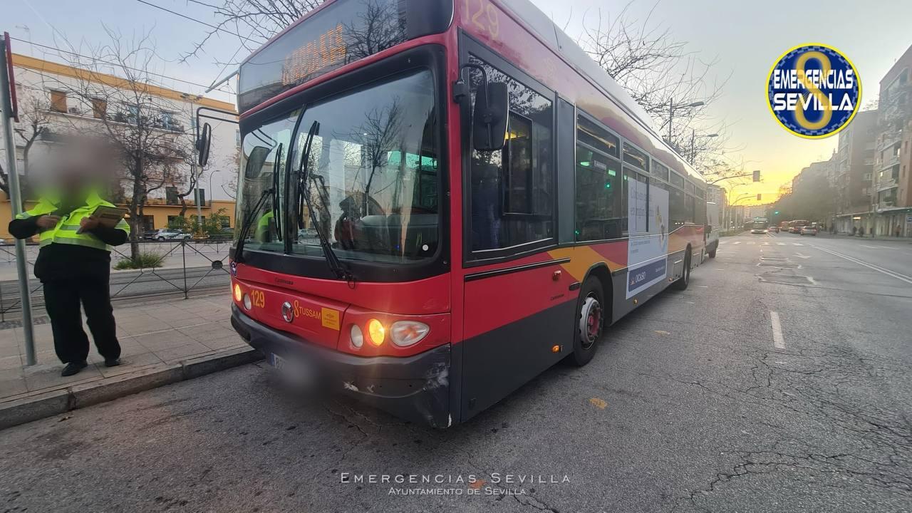 Seis heridos tras colisión de un turismo con un autobús urbano en Sevilla