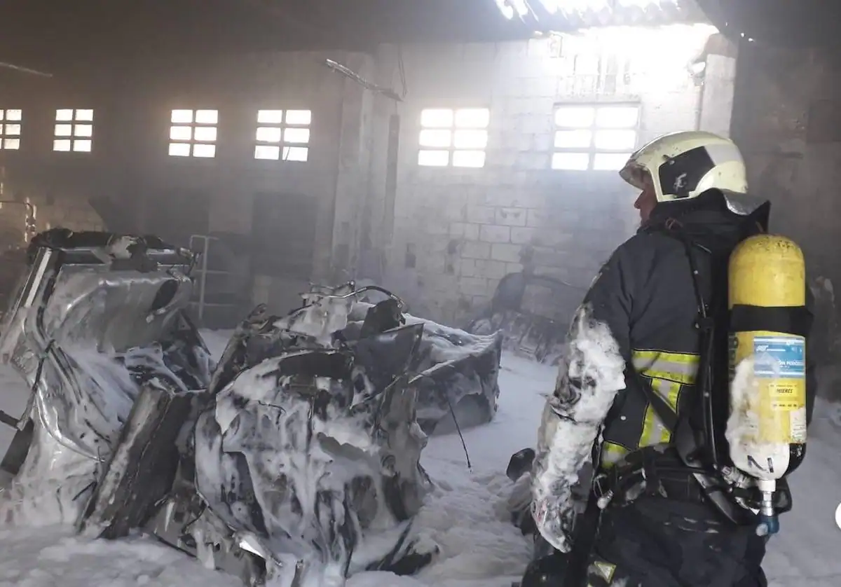 Extinguido el incendio en un taller mecánico en Ribera de Arriba