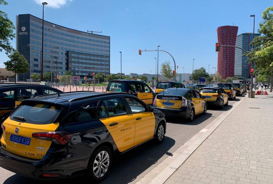 Taxista de Barcelona denuncia a cliente por acto de masturbación en el asiento trasero del vehículo y exige medidas urgentes