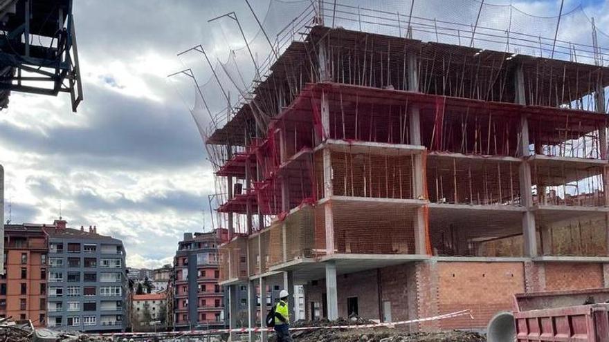 Muere un trabajador tras caer de un cuarto piso en Errenteria