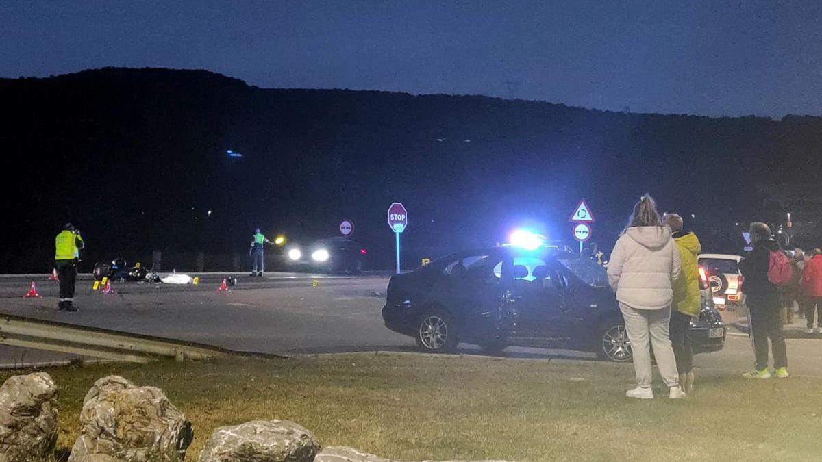 La Guardia Civil en el lugar del choque entre una moto y un turismo en la N-630 en La Robla, con víctimas.