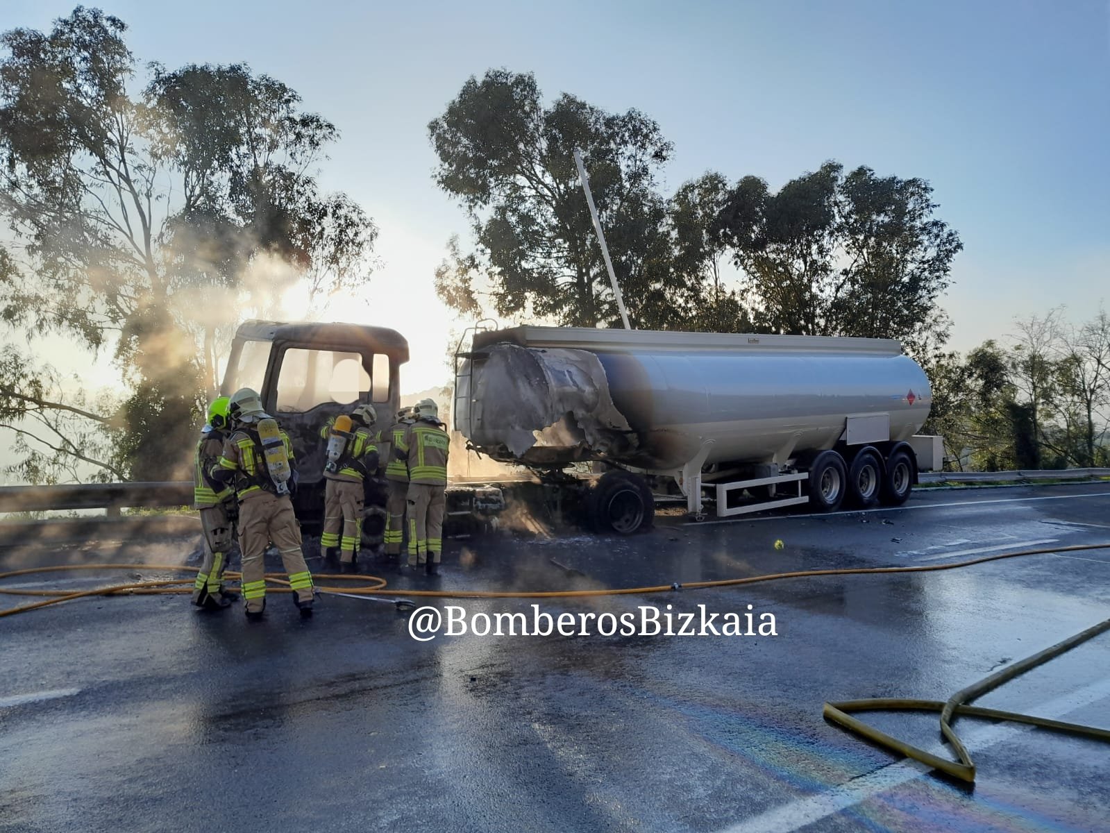 Trágico accidente en la N-644: camionero pierde la vida tras incendiarse un camión cisterna cargado de gasolina en Santurtzi