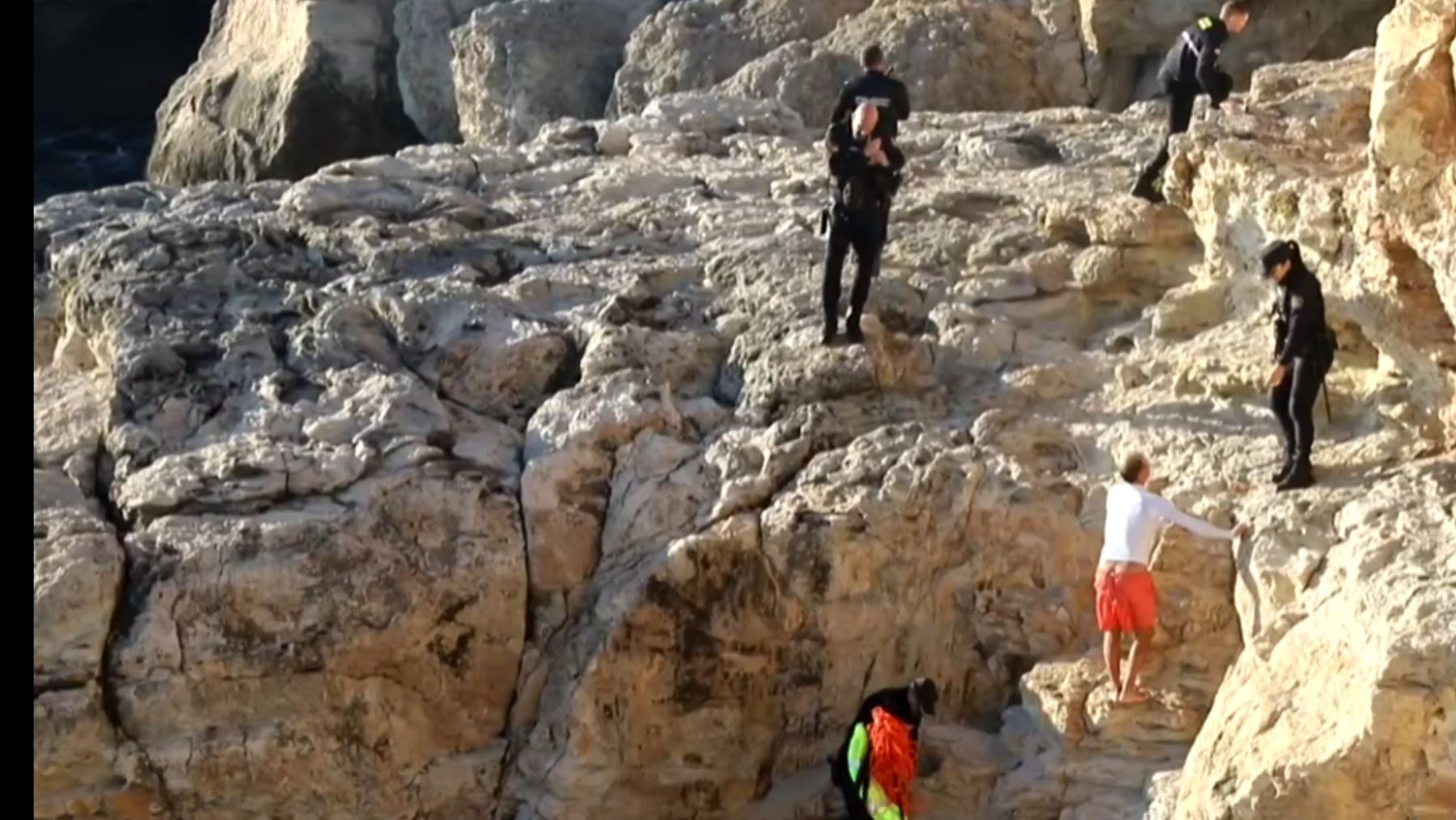 La heroicidad de tres policías portuarios y un deportista que han salvado a una mujer en el Puerto de Palma