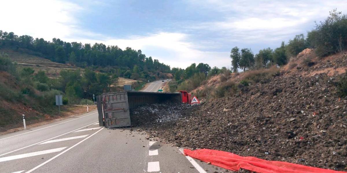Un camión vuelca en la N-420 y provoca retenciones en El Masroig