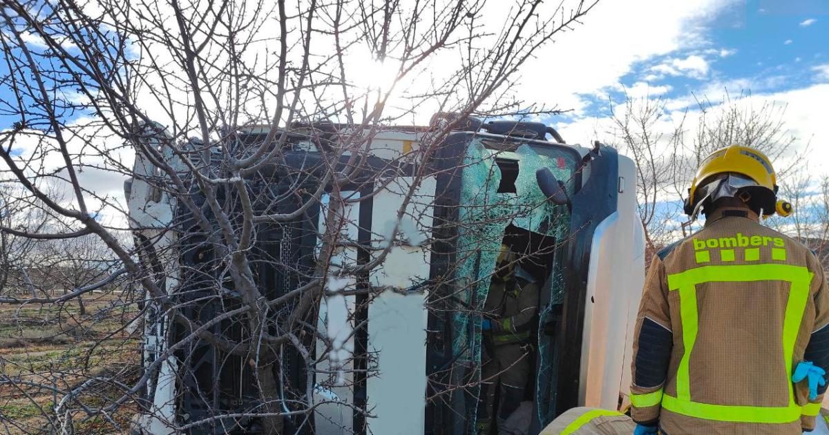 Herido al volcar un camión en Castelldans