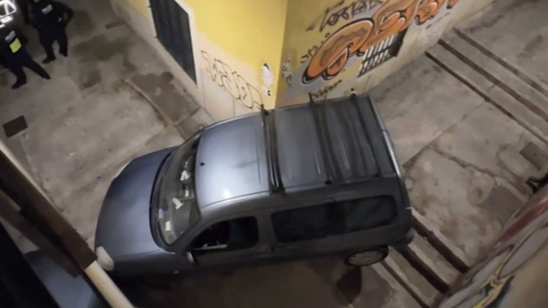 Un conductor borracho intenta bajar con su coche por las escaleras de la Plaza Mayor de Palma siguiendo indicaciones de Google Maps