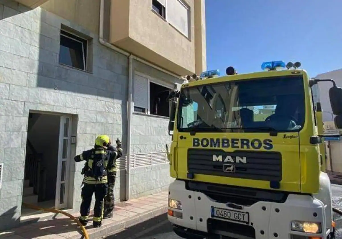 Afectado un hombre por inhalación de humo tras el incendio en una vivienda de Telde